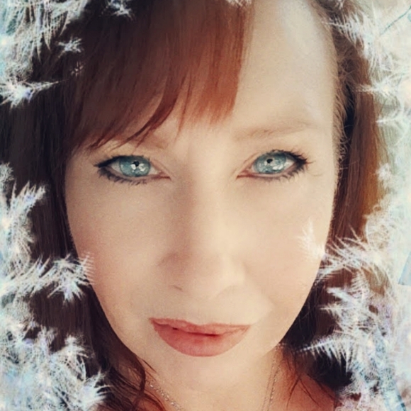 Meet your Posher, Stephanie - Picture 1 of 6